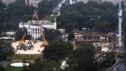 Während vor dem Weißen Haus noch die Reste der Strukturen der Käfigkämpfe abgebaut werden, plant ...