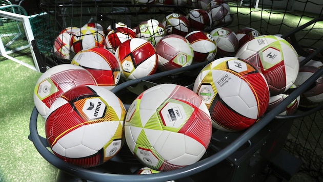 Die Ballmaschinen kommen von „Starballer“, dem Unternehmen von Ex-Teamkapitän Julian ...