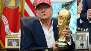 Im August des Vorjahrs hielt US-Präsident Donald Trump den WM-Pokal schon in Händen, nachdem ihm ...