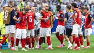 FIFA-Boss Gianni Infantino ist überzeugt, dass Trinkpausen (im Bild das ÖFB-Team gegen ...