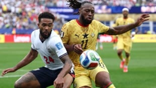 Englands Reece Jamesim Zweikampf mit Ghanas Antoine Semenyo.