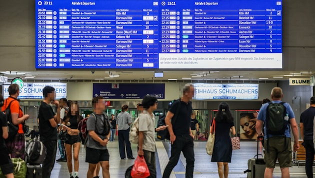 Nichts geht mehr, hieß es am Dienstagabend in Deutschland. Wie viele Reisende an Bahnhöfen oder ...