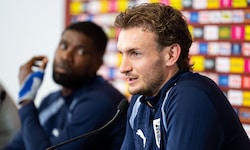 Kevin Danso (hinten) und Stefan Posch wollen von absichtlichen Pleiten nichts wissen.