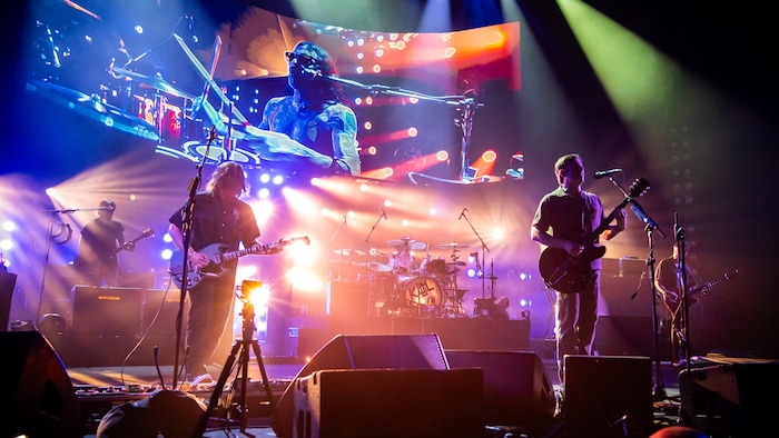 Mit einer gebogenen Videowall vergrößerten die Kings Of Leon gefühlt ihr Bühnensetting, das sich ...