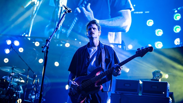 Bassist Jared Followill hält das Familienkollektiv mit dem nötigen Groove klanglich zusammen.