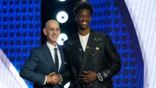NBA-Commissioner Adam Silver (l.) mit AJ Dybantsa