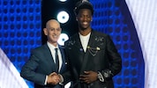NBA-Commissioner Adam Silver (l.) mit AJ Dybantsa