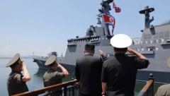 Nordkoreas Machthaber Kim Jong Un stellte den Lenkwaffenzerstörer des Typs „Choe Hyon“ vor.