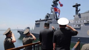 Nordkoreas Machthaber Kim Jong Un stellte den Lenkwaffenzerstörer des Typs „Choe Hyon“ vor.