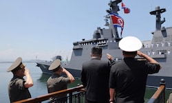 Nordkoreas Machthaber Kim Jong Un stellte den Lenkwaffenzerstörer des Typs „Choe Hyon“ vor.