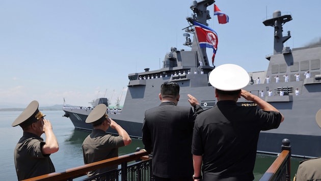 Nordkoreas Machthaber Kim Jong Un stellte den Lenkwaffenzerstörer des Typs „Choe Hyon“ vor.