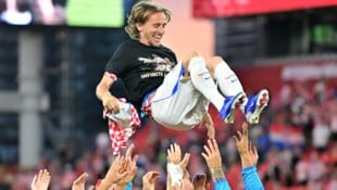 EPA/EDUARDO LIMA Kapitän Luka Modric bestritt sein 200. Spiel und wurde von seinen Mitspielern gefeiert.
