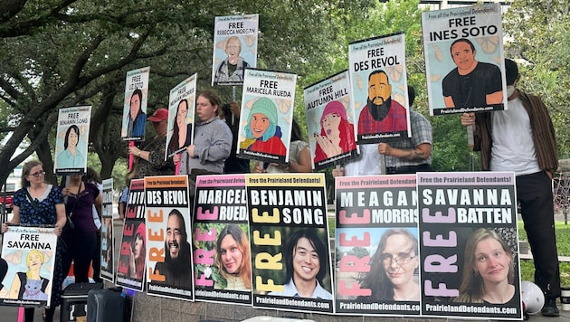 Unterstützer der nun verurteilten Demonstranten protestierten vor dem Gerichtsgebäude und ...