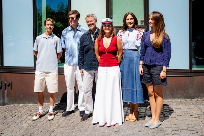 Isabella posiert mit ihren Eltern Frederik und Mary sowie den Geschwistern Vincent (ganz links), ...