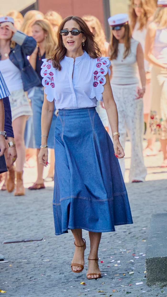 Die Königin kam zur Abschlussfeier im sommerlichen Jeans-Look.