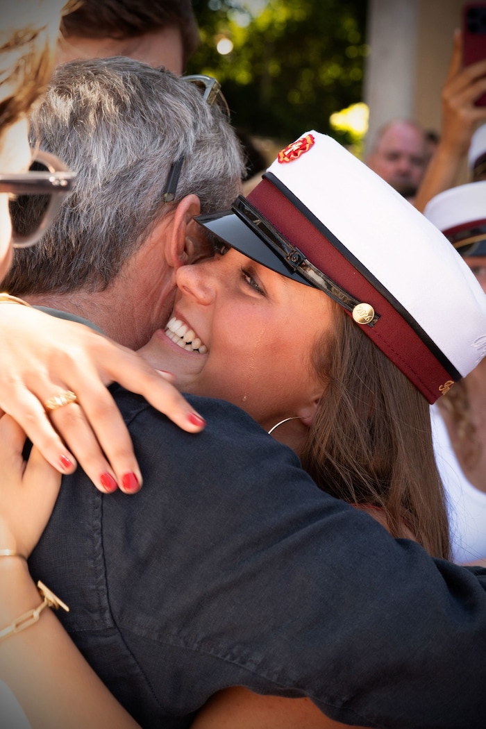 König Frederik umarmt seine Tochter ganz fest.