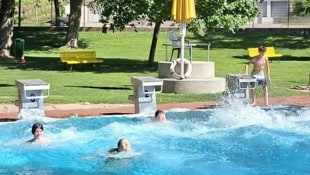 In der Mittelschule Gols findet der Sportunterricht einfach im Freibad gegenüber statt.