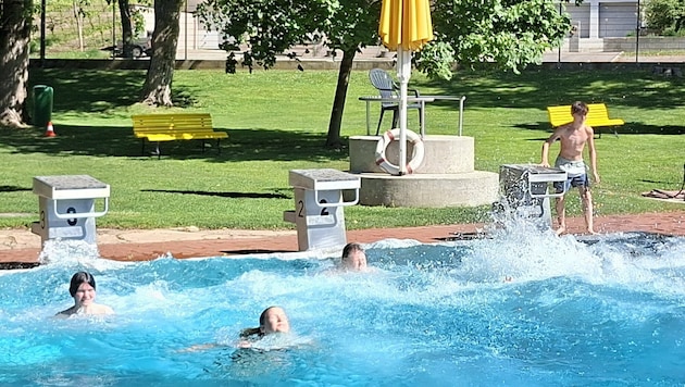 In der Mittelschule Gols findet der Sportunterricht einfach im Freibad gegenüber statt.
