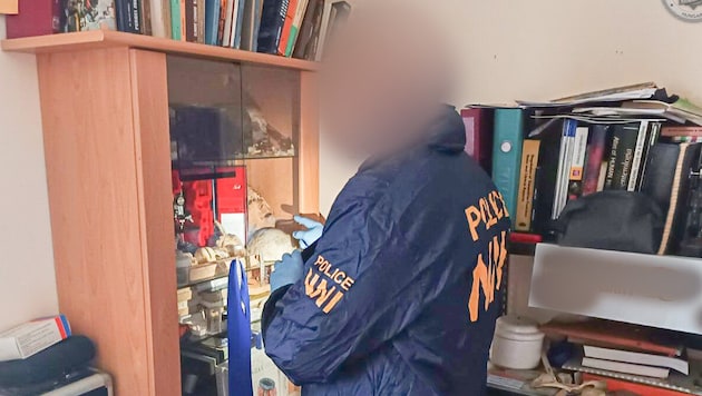 Die menschlichen Überreste nahm der Klinikmitarbeiter von seinem Arbeitsplatz mit oder grub ...