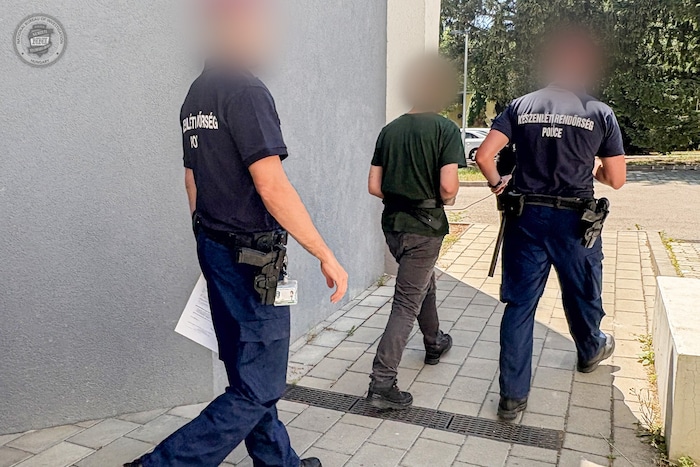 Hier wird der Verdächtige von der Polizei abgeführt.
