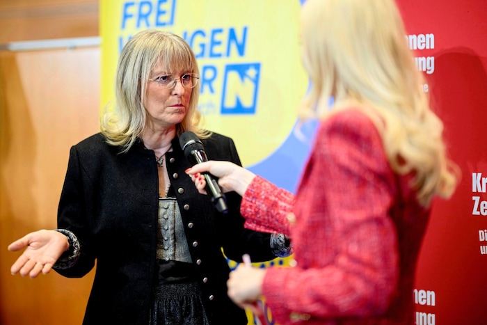 Nina Hofstädter aus Hundsheim rettet alte Legehennen vor dem Schlachthof.