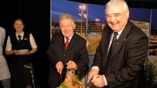Nicht weniger als 17-mal schnitten Josef Pühringer und Franz Dobusch (re.) den Sauschädl beim ...
