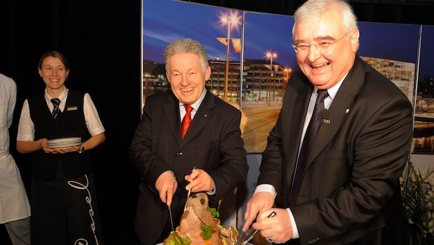 Nicht weniger als 17-mal schnitten Josef Pühringer und Franz Dobusch (re.) den Sauschädl beim ...
