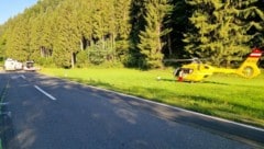 Der Motorradfahrer musste mit dem Rettungshubschrauber abtransportiert werden.