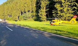 Der Motorradfahrer musste mit dem Rettungshubschrauber abtransportiert werden.