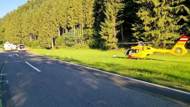 Der Motorradfahrer musste mit dem Rettungshubschrauber abtransportiert werden.