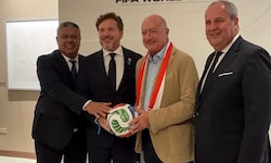 Der Kanzler (mit ÖFB-Chef Pröll, links) furh mit zehn Mitarbeitern zum WM-Spiel – ist das ...