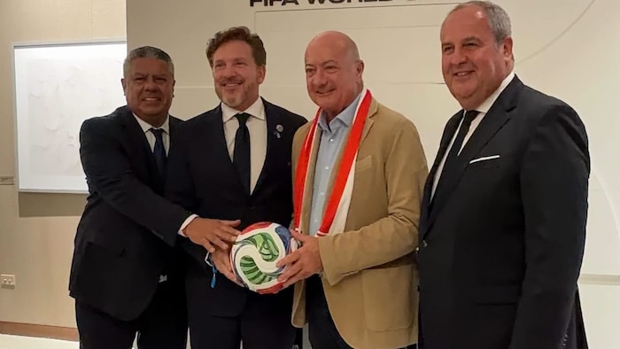 Der Kanzler (mit ÖFB-Chef Pröll, links) furh mit zehn Mitarbeitern zum WM-Spiel – ist das ...