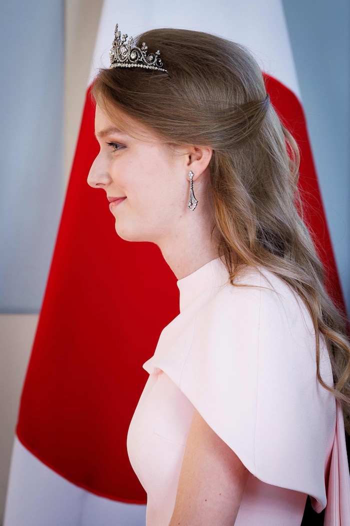 Die 18-Jährige war zum ersten Mal mit einer Tiara bei einem Staatsbankett dabei.