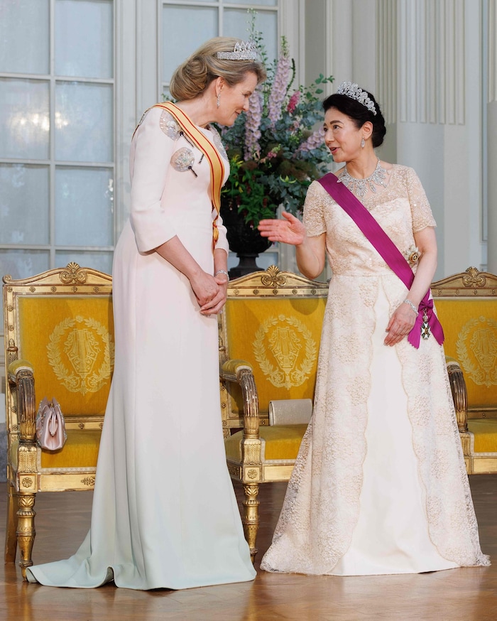 Königin Mathilde im Gespräch mit Kaiserin Masako vor dem Staatsbankett im Schloss Laeken (23. ...