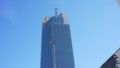 Vom Varso Tower löste sich eine Glasscheibe aus dem 28. Stockwerk – wie durch ein Wunder wurde ...
