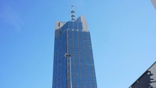 Vom Varso Tower löste sich eine Glasscheibe aus dem 28. Stockwerk – wie durch ein Wunder wurde ...