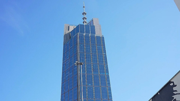 Vom Varso Tower löste sich eine Glasscheibe aus dem 28. Stockwerk – wie durch ein Wunder wurde ...