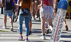 40 Grad sind prognostiziert – Straßen und Gehsteige werden zu wahren Backöfen.  