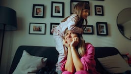 Berufstätige Mütter werden von Unternehmen gerne mit ihrer Familienfreundlichkeit angeworben. ...