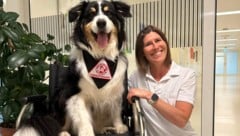 Therapiehund Rainbow und Besitzerin Psychologin Mag. Kathrin Fleischmann.