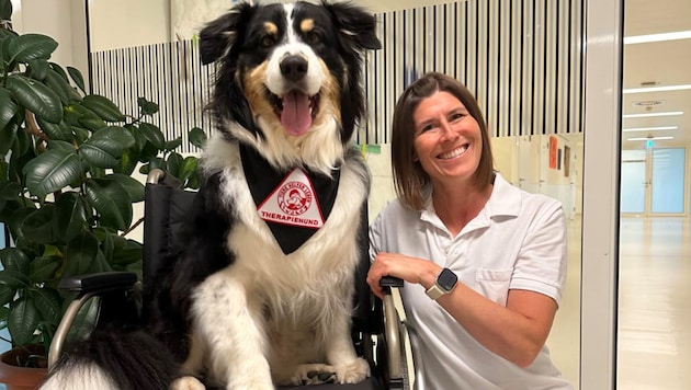 Therapiehund Rainbow und Besitzerin Psychologin Mag. Kathrin Fleischmann.