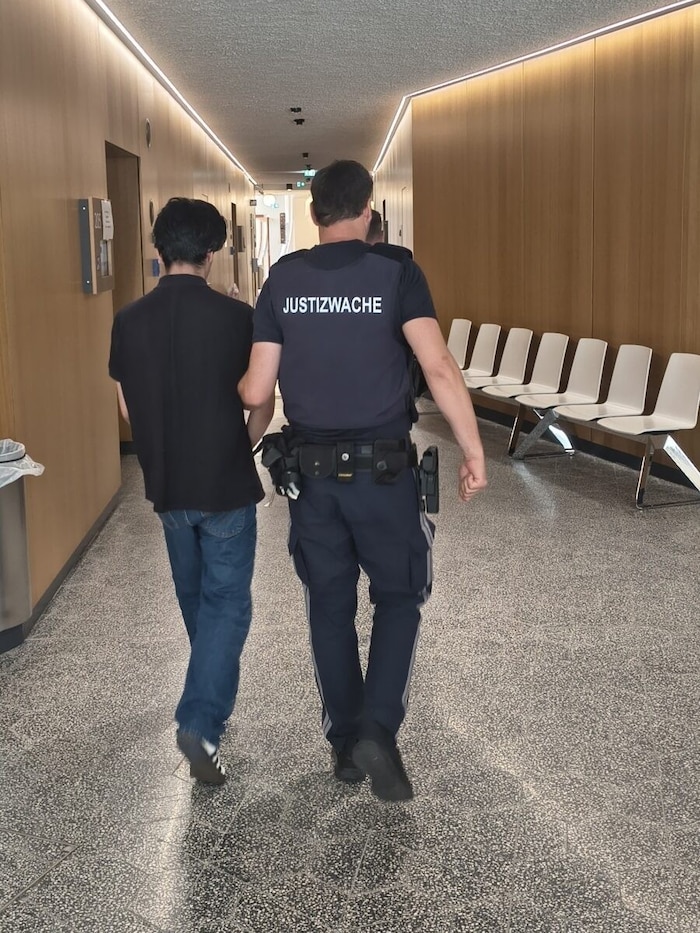 Justizwachebeamten brachten den Syrer wieder zurück in die Justizanstalt.