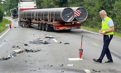 Gerhard Kronreif sicherte gleich nach dem Unfall die Spuren. Bald werden die Fahrzeuge ...