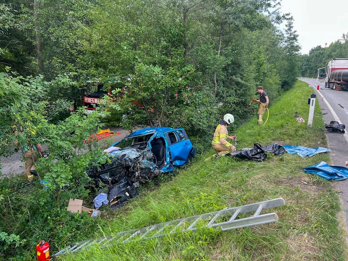 Das Auto der beiden Syrer wurde komplett zerstört, der Lenker starb an der Unfallstelle, der ...