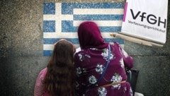 Eine Mutter und ihre vierjährige Tochter aus Afghanistan sollten zurück nach Griechenland ...