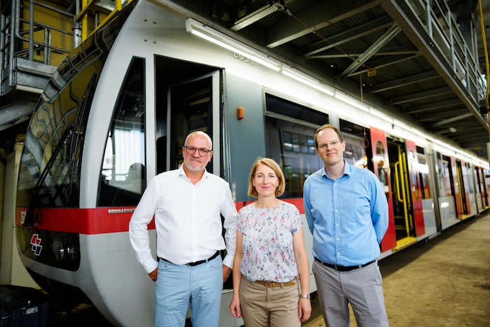Wiener Linien-Geschäftsführerin Senk mit Gerhard Siegl, Referatsleiter Fahrzeugbeschaffung und ...