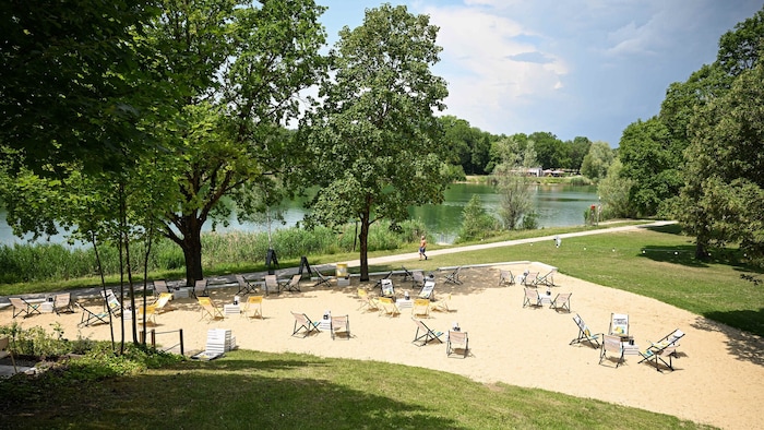 Die Sandterrasse bietet jede Menge Platz zum Entspannen.