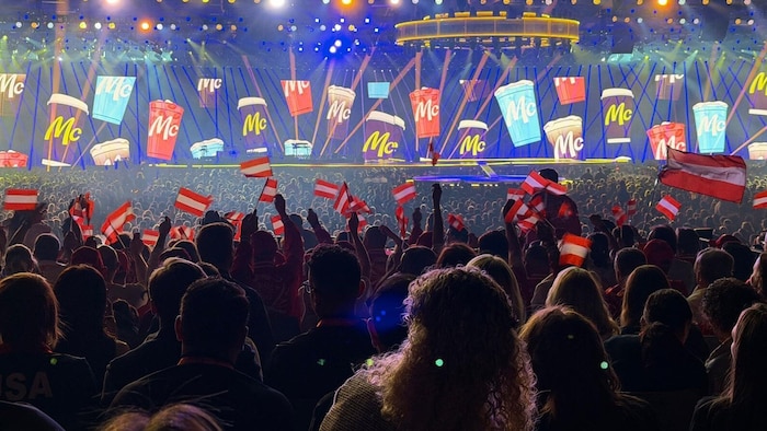 Viele rot-weiß-rote Fahnen bei der Convention in Amerika.