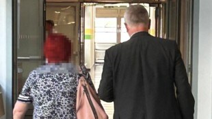 Nach einer emotionalen Verhandlung verließ die Frau mit ihrem Anwalt und den Tränen nahe den ...