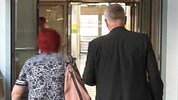 Nach einer emotionalen Verhandlung verließ die Frau mit ihrem Anwalt und den Tränen nahe den ...